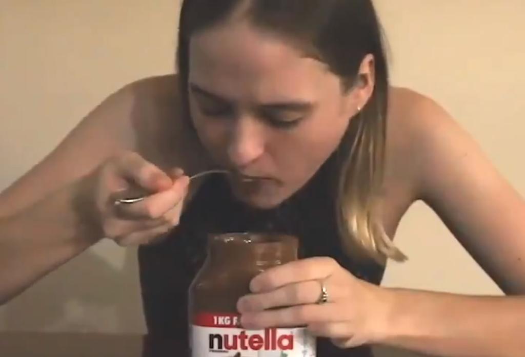 Mujer come un bote entero de Nutella en 4 minutos y se vuelve viral. Noticias en tiempo real
