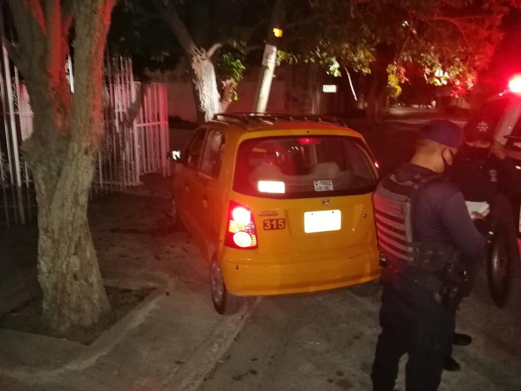 Pasajero asalta a taxista en Torreón; lo hiere en el cuello con una navaja. Noticias en tiempo real