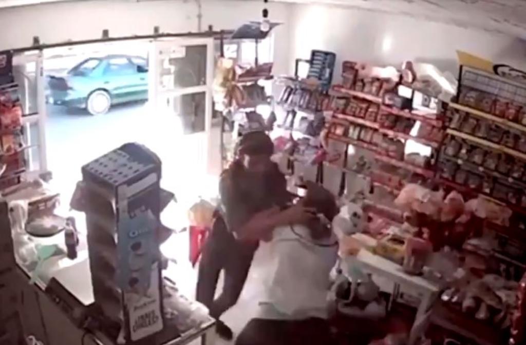 Mexicana frustra asalto armado en su tienda con solo golpes. Noticias en tiempo real