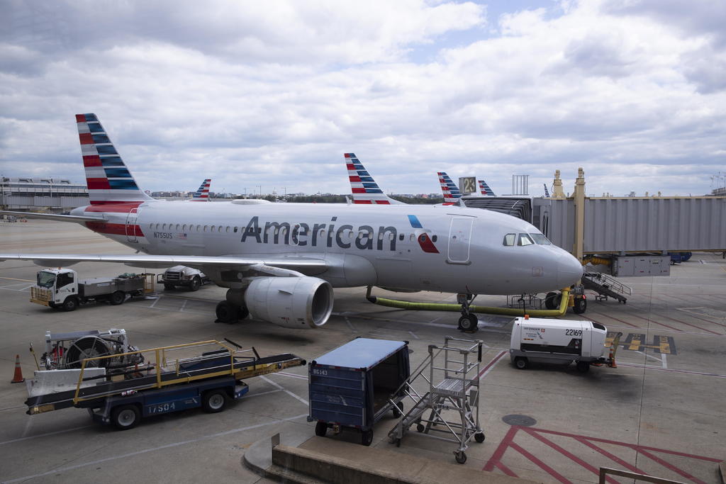 American Airlines advierte que suspendería a 25 mil empleados. Noticias en tiempo real