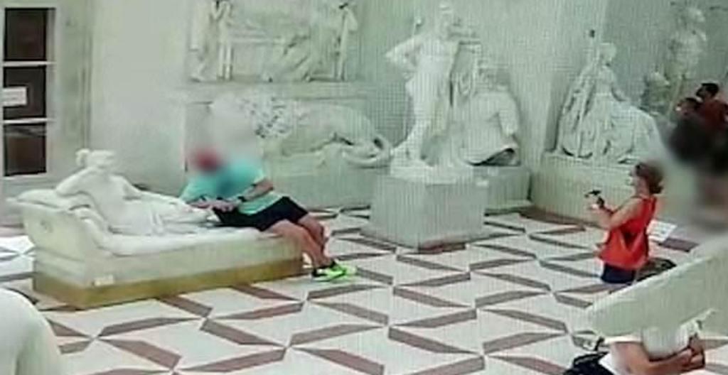 Turista le corta los dedos a una escultura al sentarse sobre ella para una foto. Noticias en tiempo real