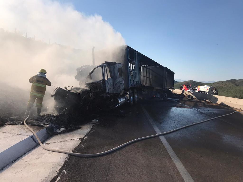 Tráilers chocan y se incendian en autopista Gómez Palacio-Durango. Noticias en tiempo real
