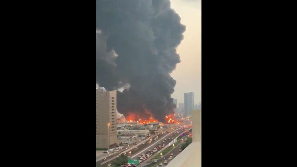 VIDEO: Se registra fuerte incendio en mercado de Emiratos Árabes Unidos. Noticias en tiempo real