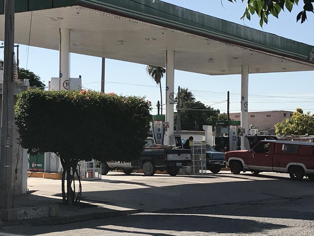 Hombres armados asaltan gasolinera en Gómez Palacio. Noticias en tiempo real
