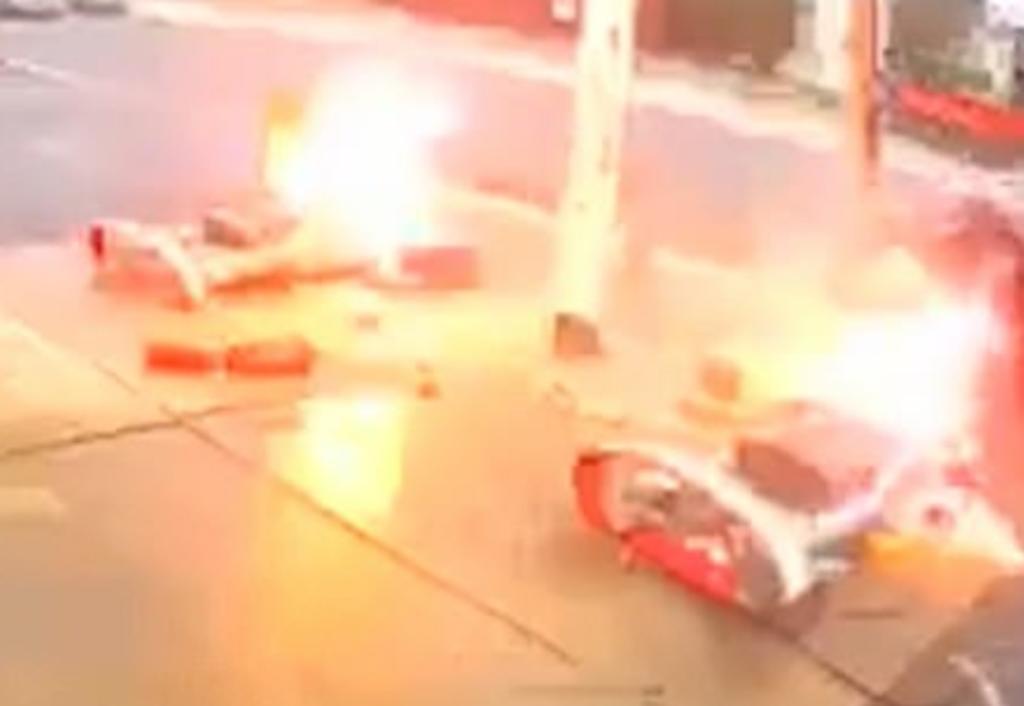Automóviles provocan explosión en gasolinera tras chocar sobre una avenida. Noticias en tiempo real