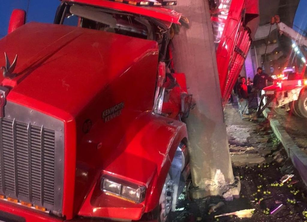 Tráiler se impacta contra pilar en autopista México-Puebla tras evadir un bache. Noticias en tiempo real