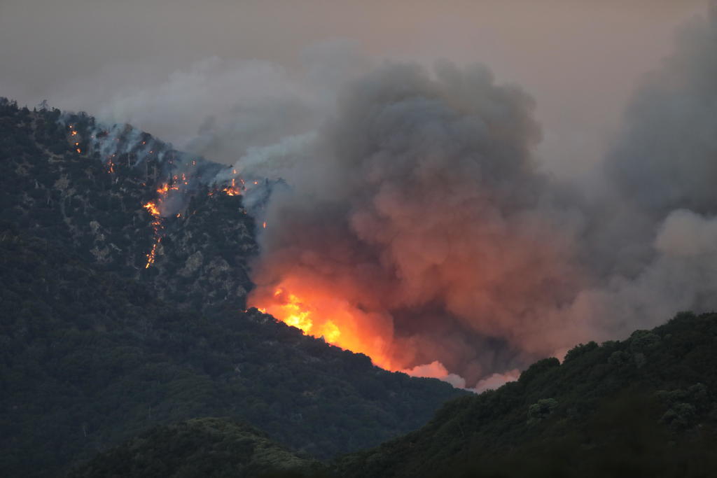Avanza incendio forestal cerca de Los Ángeles. Noticias en tiempo real