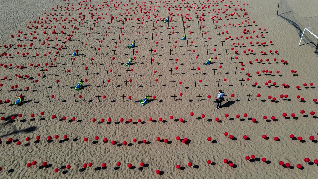Homenajean a víctimas del COVID-19 en playa de Río de Janeiro. Noticias en tiempo real