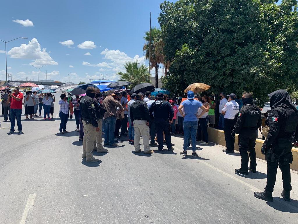 Vecinos de Villa Florida bloquean carretera Torreón- San Pedro para exigir agua. Noticias en tiempo real