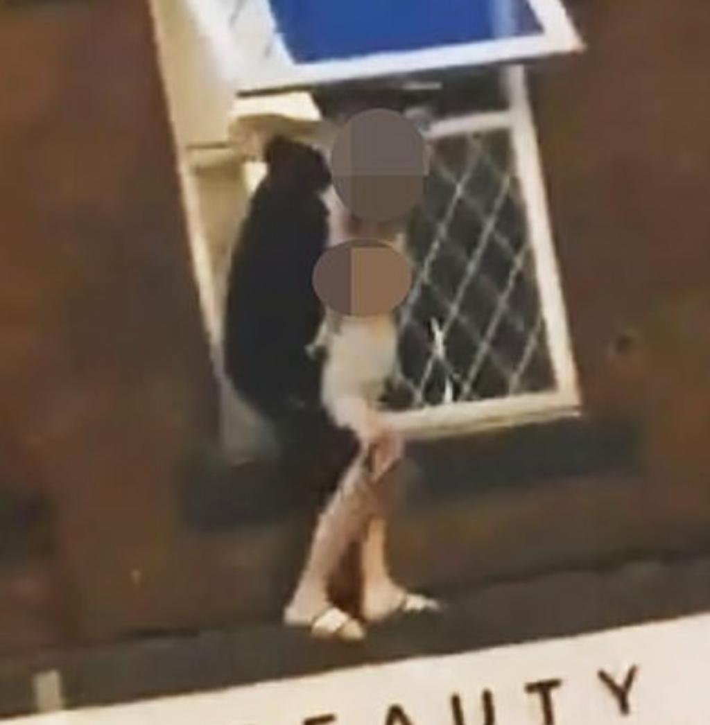 Hombre cuelga desde una ventana mientras carga y menea a un niño. Noticias en tiempo real