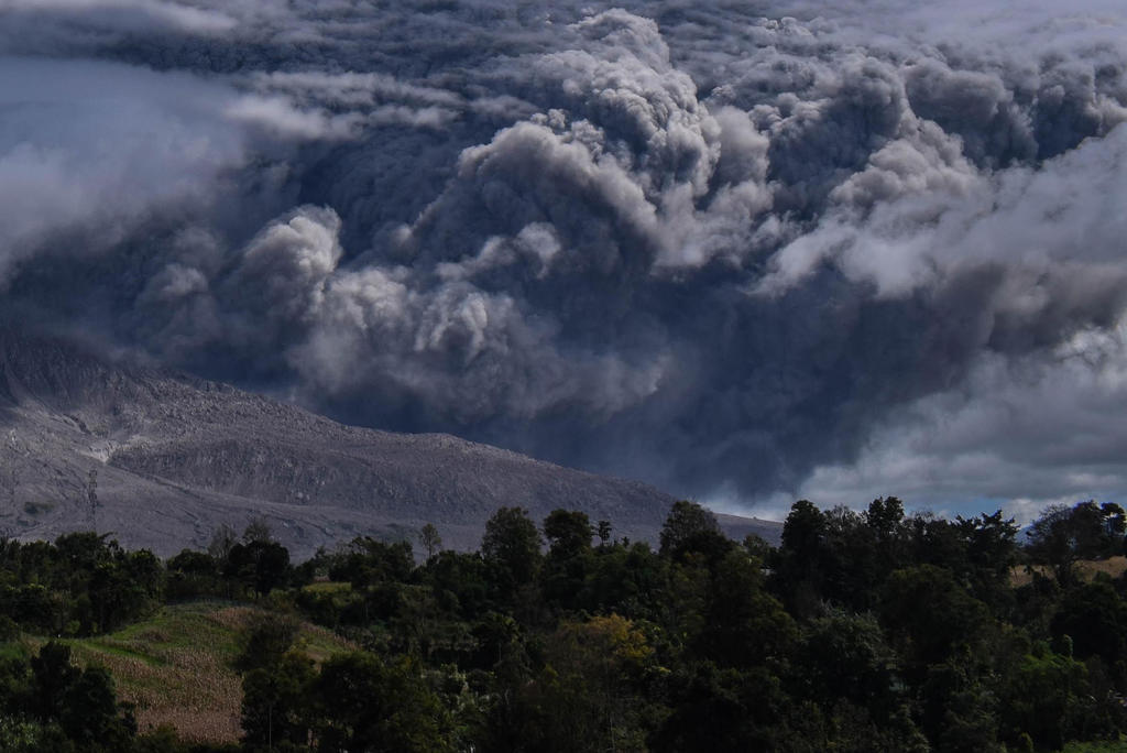 VIDEO: Localidad cercana al volcán Sinabung en total oscuridad tras erupción. Noticias en tiempo real