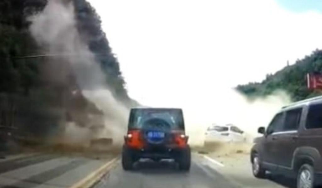 Rocas colapsan sobre una carretera y se impactan en contra de varios autos. Noticias en tiempo real