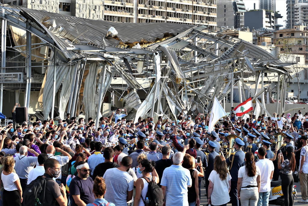Cientos de personas recuerdan a víctimas de explosión en Beirut. Noticias en tiempo real