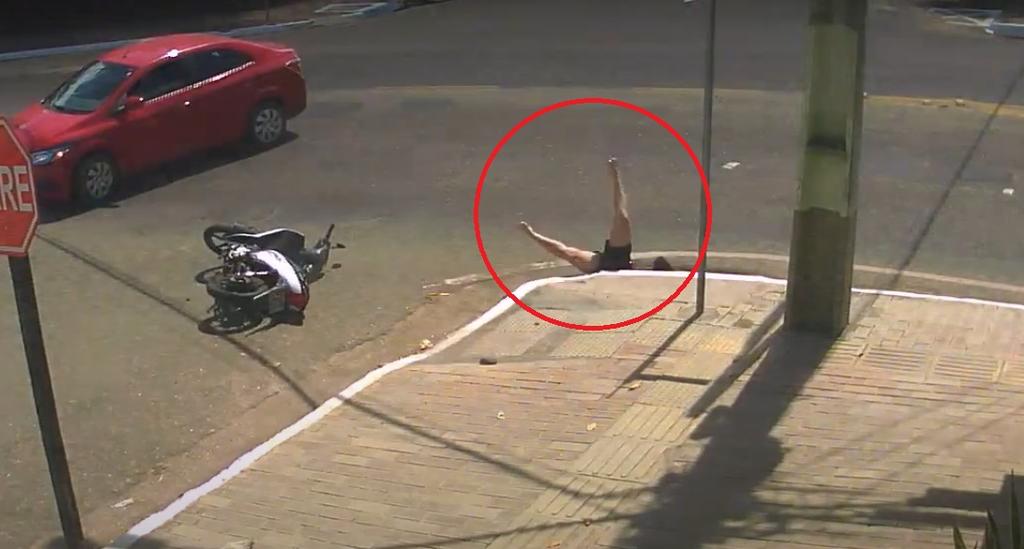 VIRAL: Motociclista desaparece en una alcantarilla tras sufrir accidente. Noticias en tiempo real