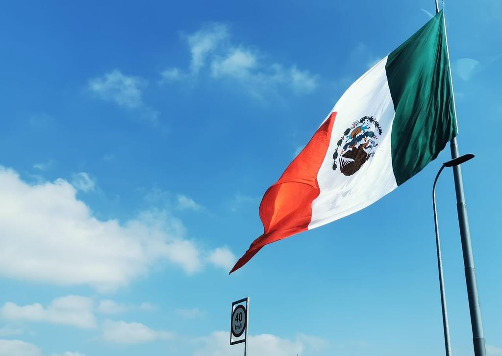 Aparece Bandera de México de cabeza en San Jerónimo. Noticias en tiempo real