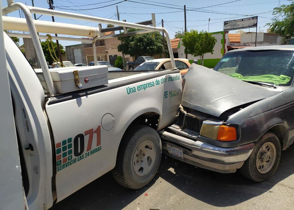 Choque por alcance en Gómez Palacio deja solo daños. Noticias en tiempo real