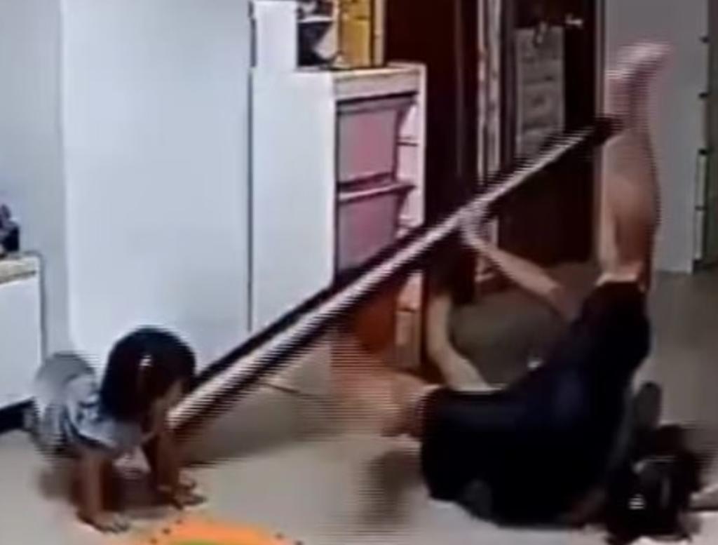 Padre salva a su hija de que le caiga encima un espejo. Noticias en tiempo real