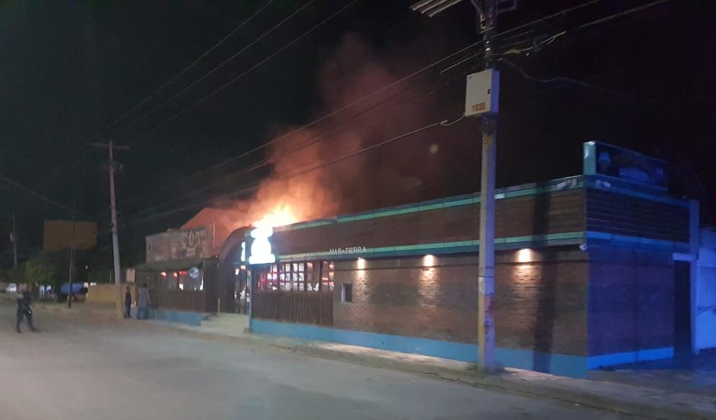 Se incendia restaurante de mariscos en Torreón. Noticias en tiempo real