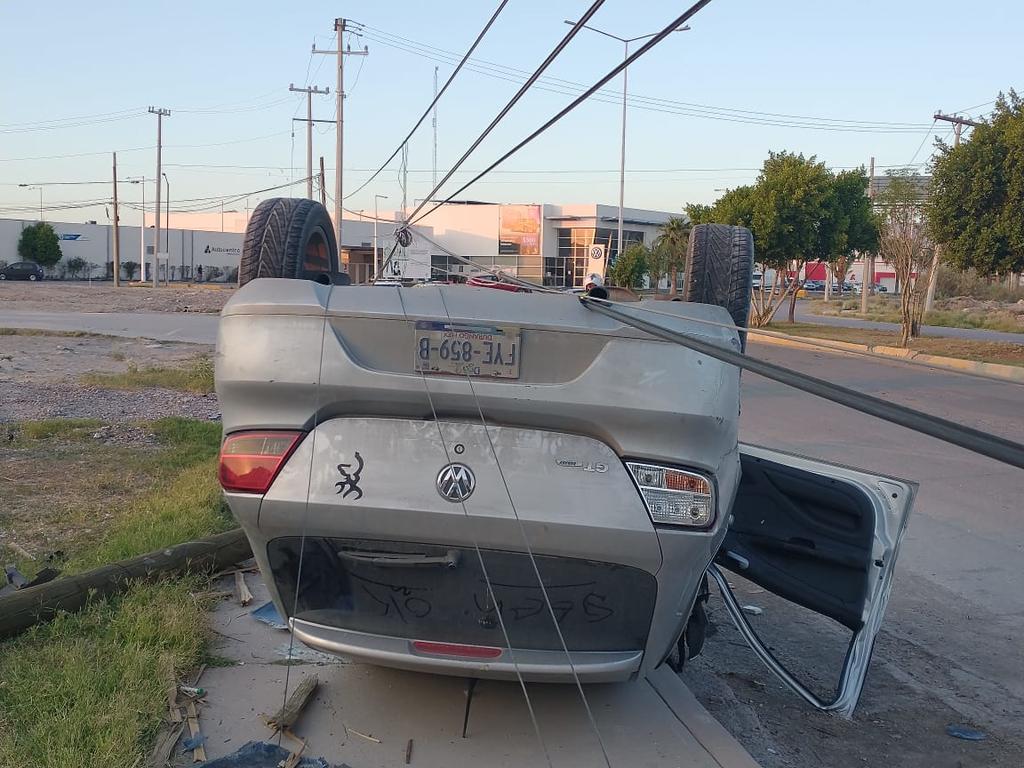 Joven vuelca su auto en Torreón; pierde control tras circular a exceso de velocidad. Noticias en tiempo real