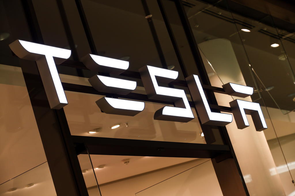 Tesla planea vender 5,000 millones de dólares en acciones. Noticias en tiempo real