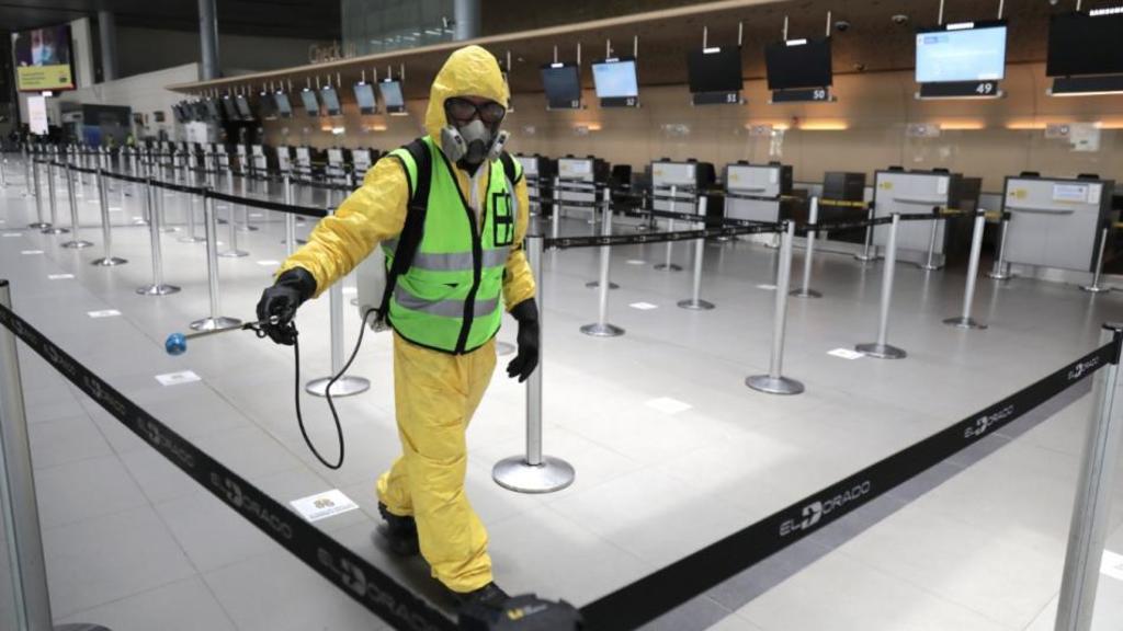 Hombre que falleció con COVID pasó dos controles sanitarios de aeropuertos. Noticias en tiempo real