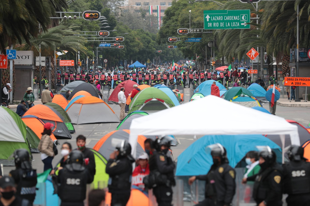 Grupo anti-AMLO instala plantón en avenida Juárez. Noticias en tiempo real
