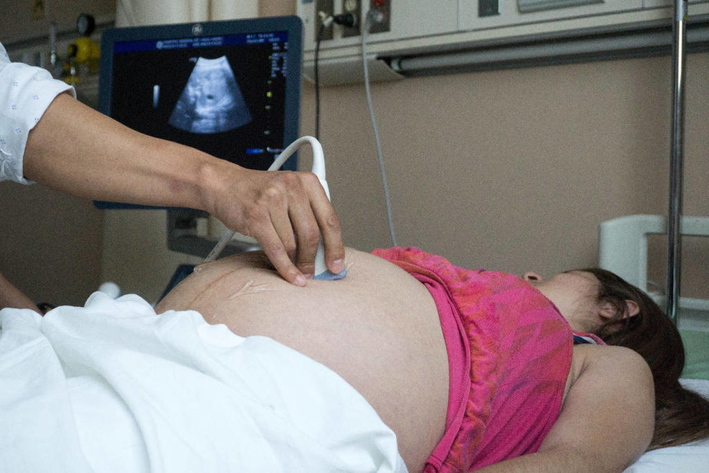 Enferman cinco mil embarazadas de COVID. Noticias en tiempo real