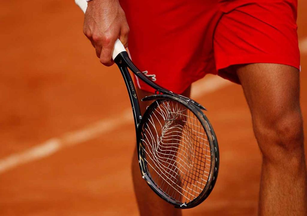 Novak Djokovic vuelve a perder los estribos; rompe raqueta de furia. Noticias en tiempo real