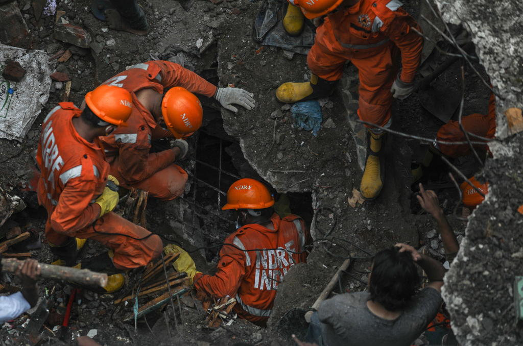 Derrumbe de edificio deja al menos 8 muertos en India. Noticias en tiempo real
