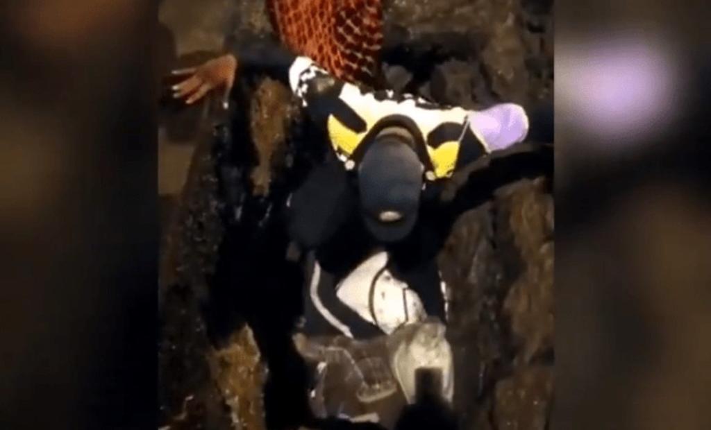 Mujer con discapacidad visual cae en zanja de CDMX; policía la rescata. Noticias en tiempo real
