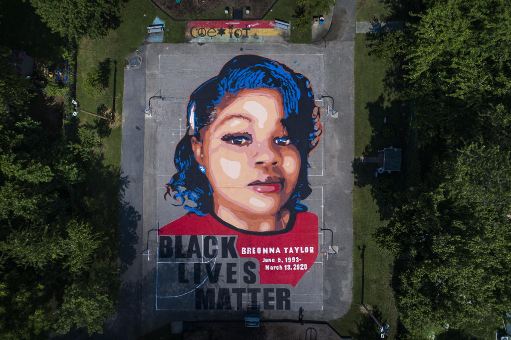 Temen protestas por caso de mujer negra que la policía mató en Kentucky. Noticias en tiempo real