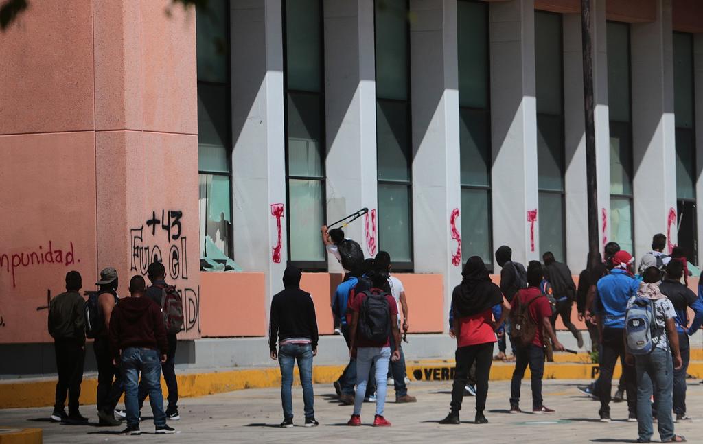 Cerca de cumplirse 6 años del caso Ayotzinapa, protestan en instalaciones de Congreso de Guerrero. Noticias en tiempo real