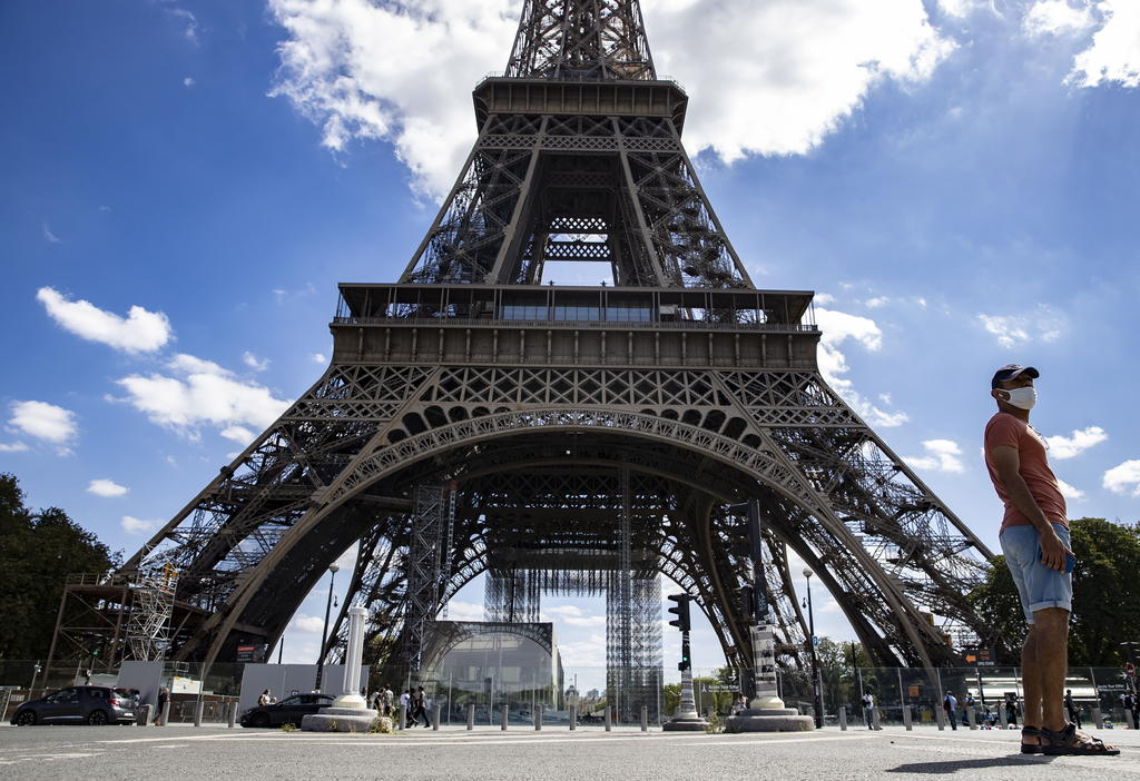 Evacuan la Torre Eiffel por una alerta de bomba. Noticias en tiempo real