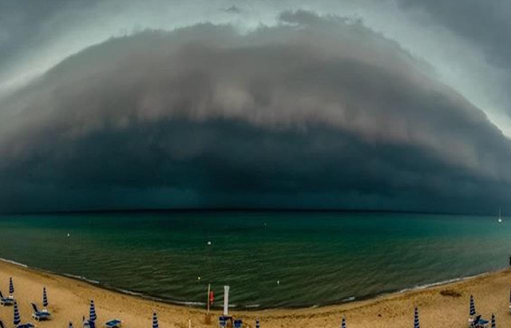 Imágenes de una ‘nube tsunami’ sorprenden en Italia, El Siglo de Torreón