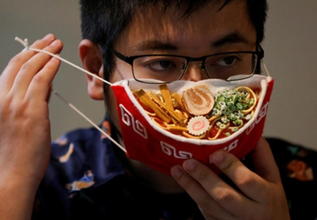 Artista crea un ‘cubrebocas de ramen’. Noticias en tiempo real