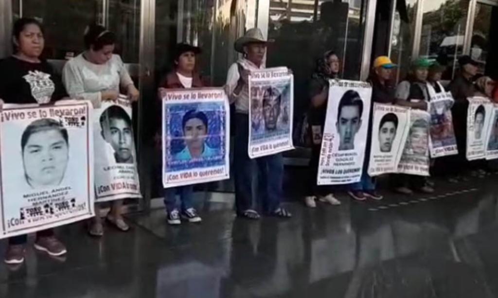 Padres de los 43 normalistas desaparecidos se manifiestan en la FGR. Noticias en tiempo real