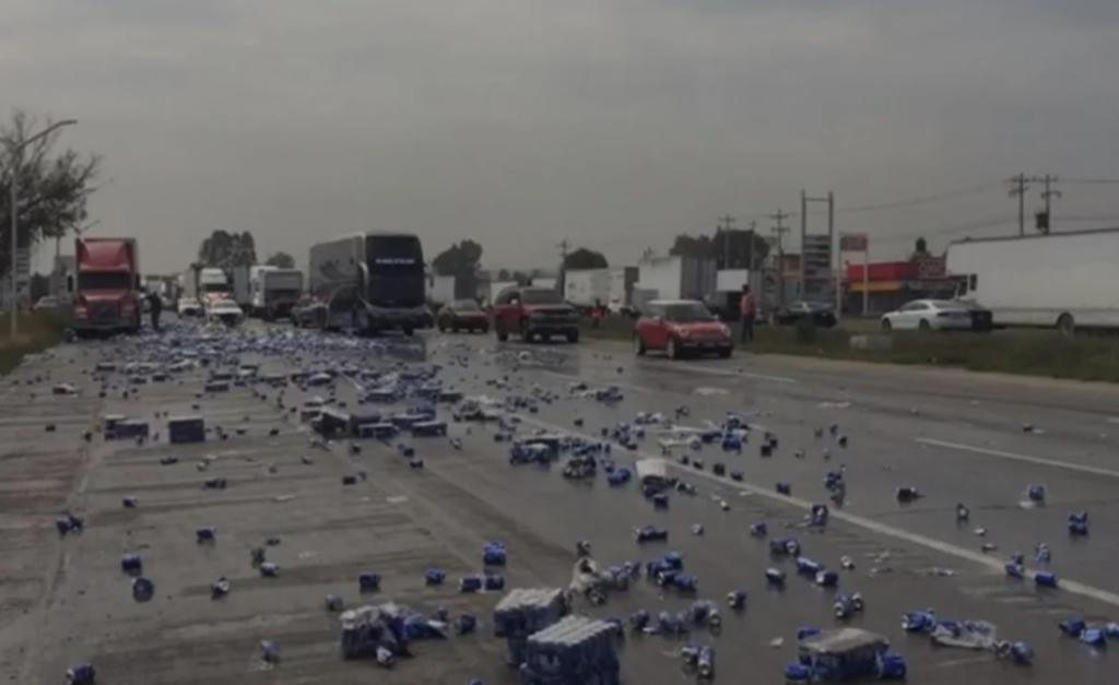 Vuelca tráiler y hacen rapiña de cerveza en la México-Querétaro. Noticias en tiempo real