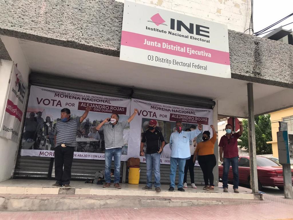 Toman militantes de Morena oficinas del INE en Monclova. Noticias en tiempo real