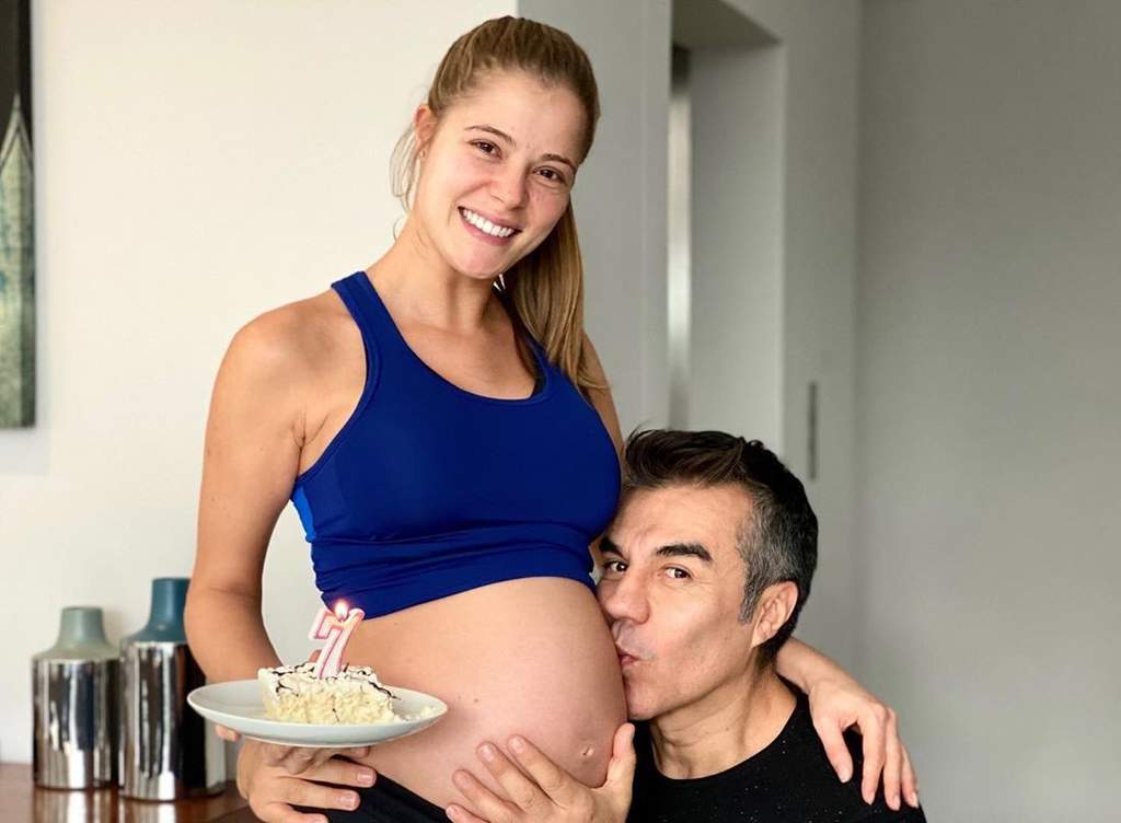 Adrián Uribe y la futura madre de su bebé se comprometen. Noticias en tiempo real