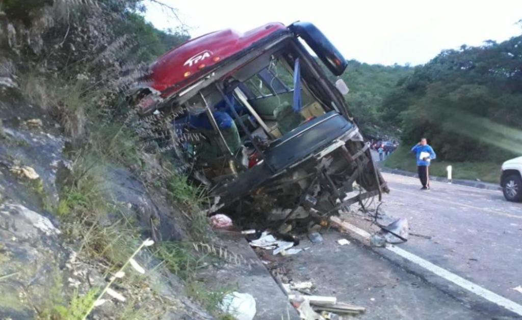 Suman 13 muertos en accidente de autobús en Chiapas. Noticias en tiempo real