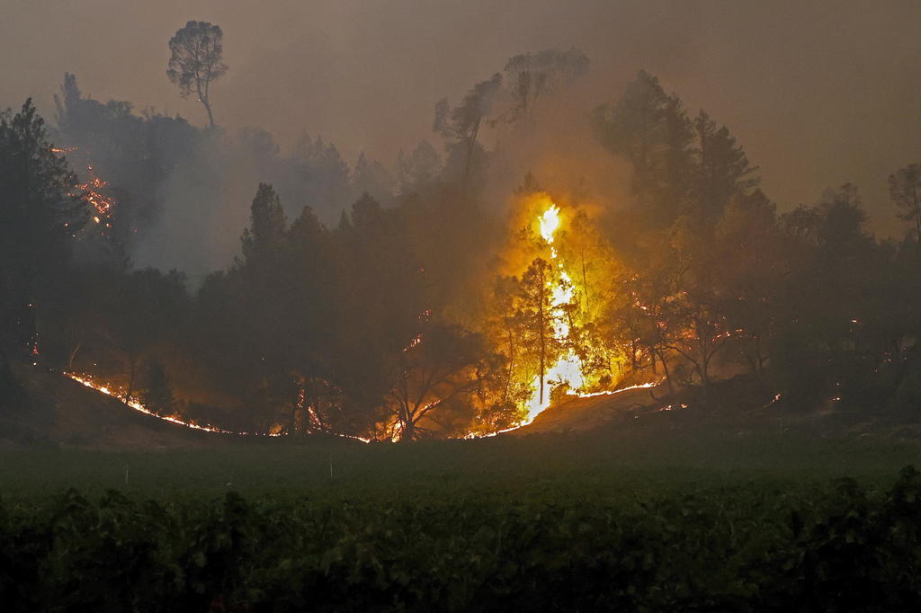 Siguen descontrolados dos incendios recientes en California. Noticias en tiempo real