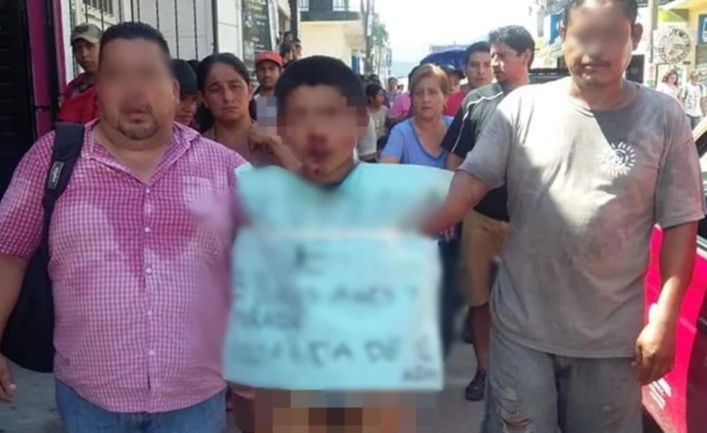 Pasean semidesnudo a joven en Chiapas acusado de ultrajar a menor. Noticias en tiempo real