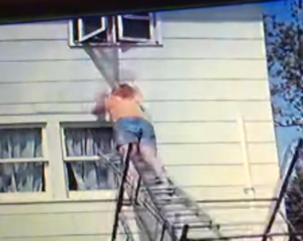 Mujer cae desde un segundo piso tras colocar una escalera sobre un andamio. Noticias en tiempo real