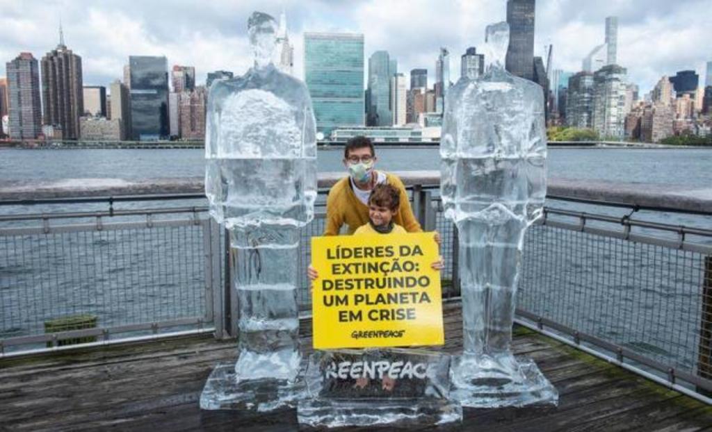 Protestan contra la crisis ambiental con un Trump y Bolsonaro de hielo. Noticias en tiempo real