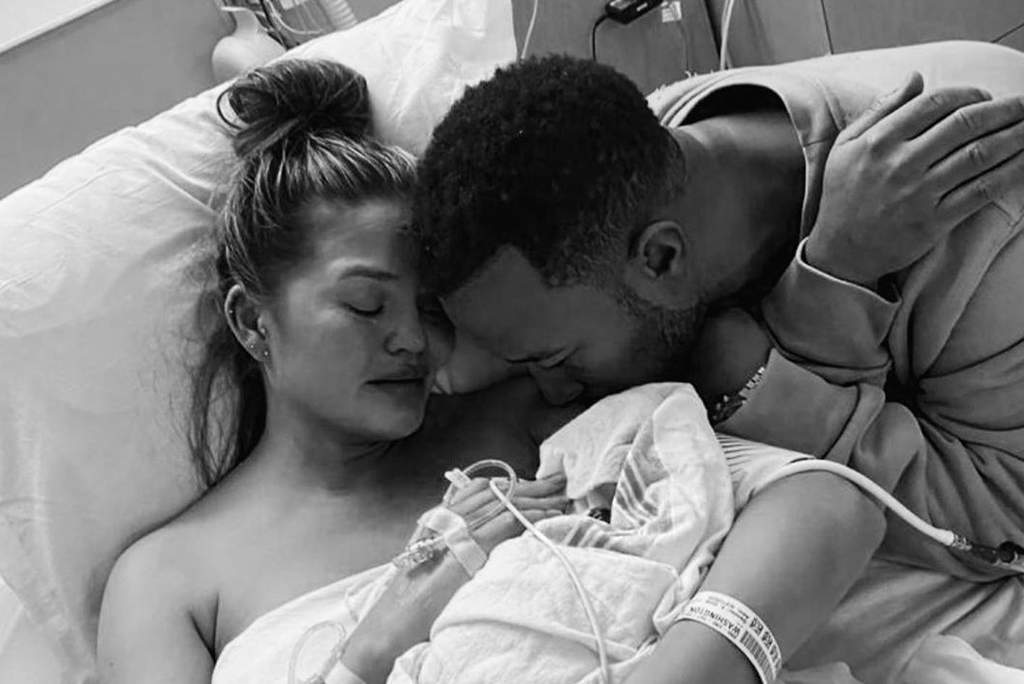 Chrissy Teigen y John Legend anuncian la pérdida de su bebé con emotivas fotos. Noticias en tiempo real