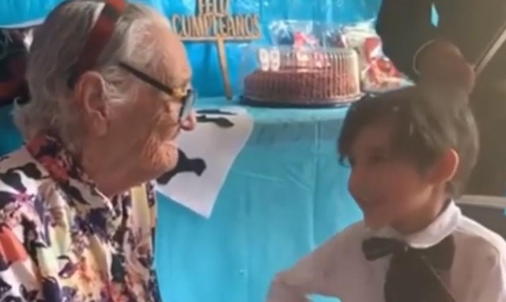 Niño lleva serenata a su abuela y canta Recuérdame de Coco. Noticias en tiempo real