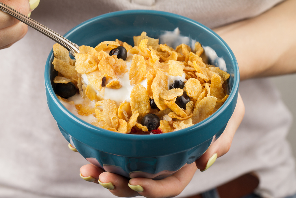 Cenar cereal con leche puede ser malo