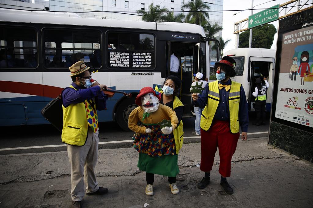 Artistas promueven medidas contra COVID-19 con humor y cantos en El Salvador. Noticias en tiempo real