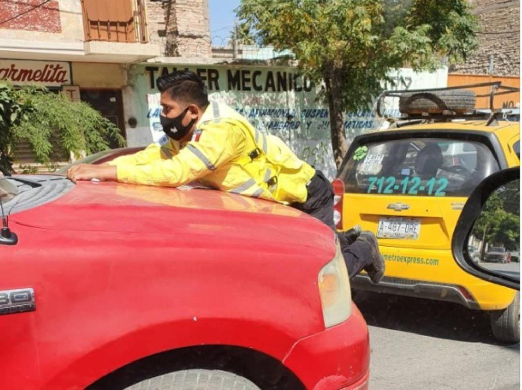 Denunciarán a conductor que impactó a elemento de Tránsito en Torreón. Noticias en tiempo real