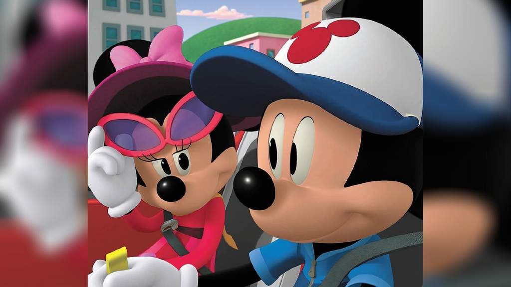 Mickey Mouse acelera en auto a sus 92 años. Noticias en tiempo real